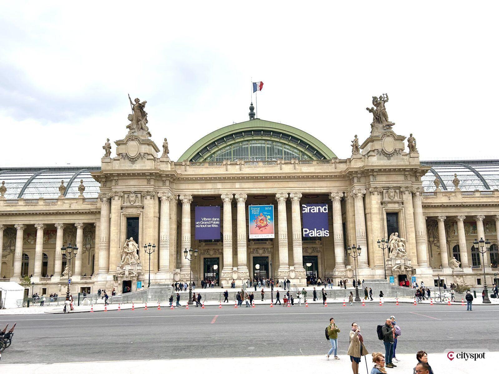 Die Säulenfassade des Grand Palais in Paris, Austragungsort der Kunstmesse Art Basel Paris 2026