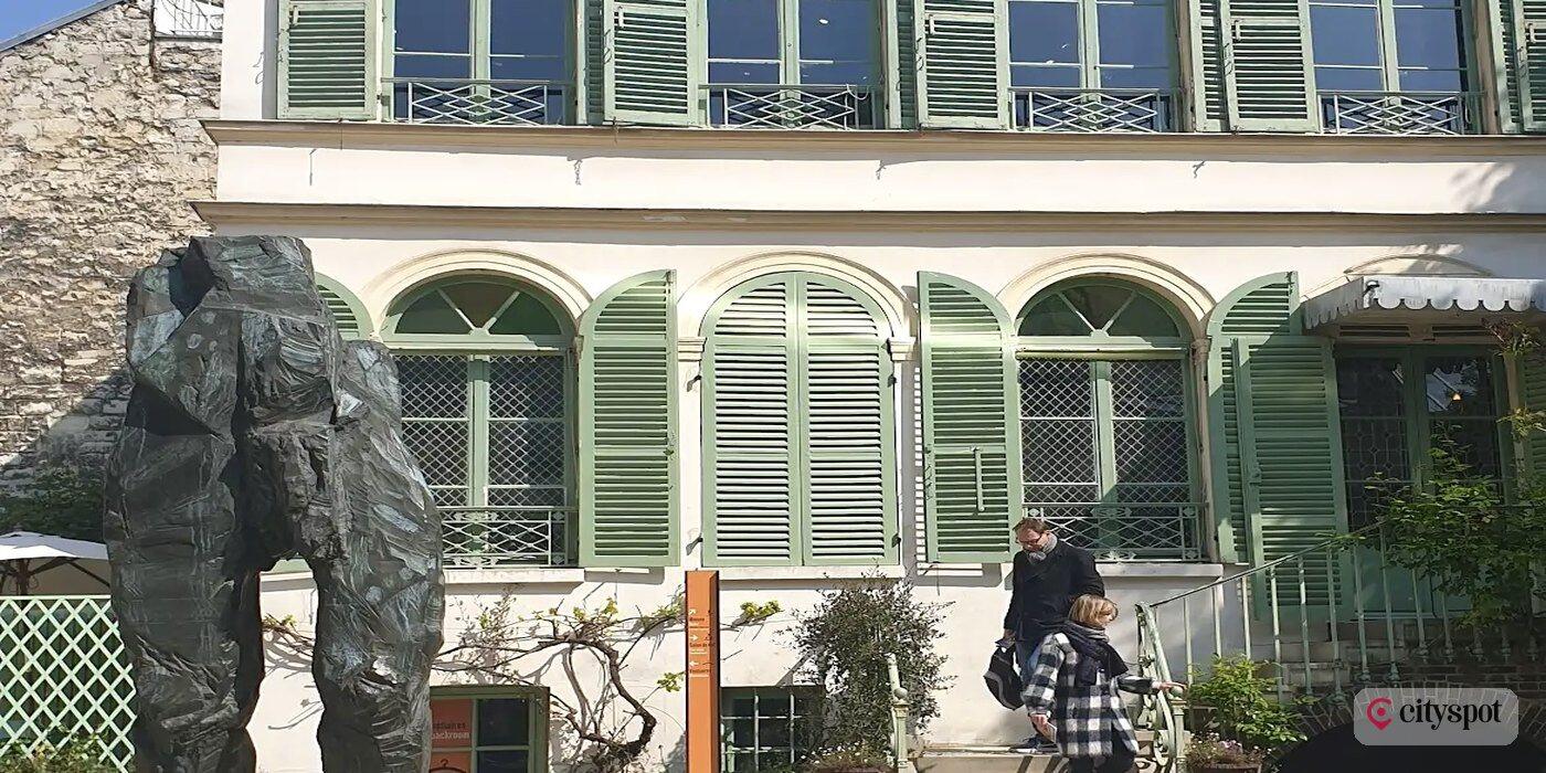 Der Innenhof des Musée de la Vie Romantique, eines der zehn kostenlosen Museen unten