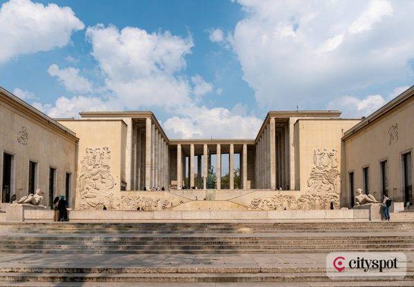 Der Vorplatz und die Terrassen des Palais de Tokyo und des Musée d'Art Moderne, Paris