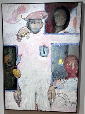 一幅大型绘画：苍白人物，彩色画板中嵌着数张面孔