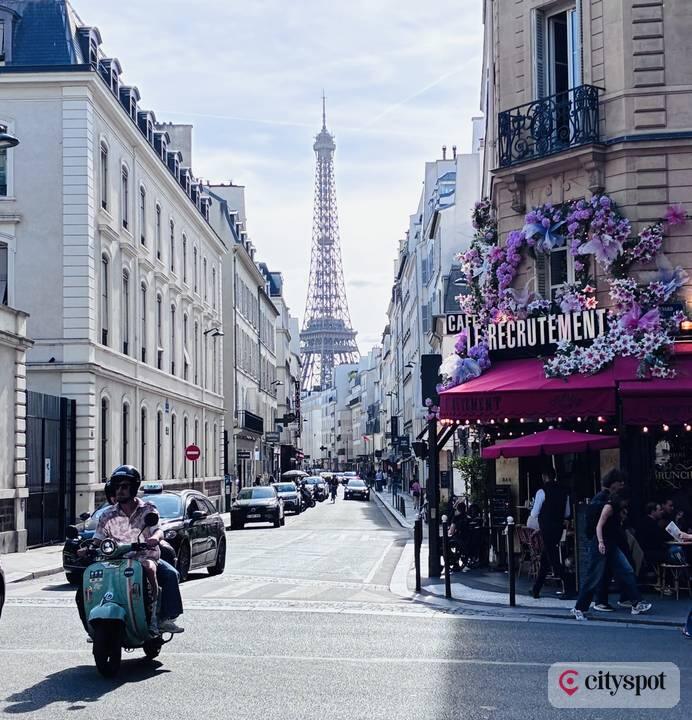 Der Eiffelturm — am Ende einer Straße im 7. Arrondissement