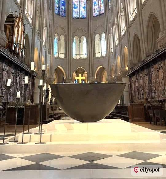 Der neue Altar von Notre-Dame — im Dezember 2024 wiedereröffnet