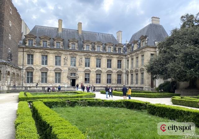 Hôtel de Sully und sein Garten — Le Marais