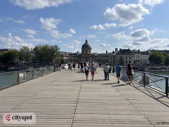 艺术桥（Pont des Arts）——远处是法兰西学会