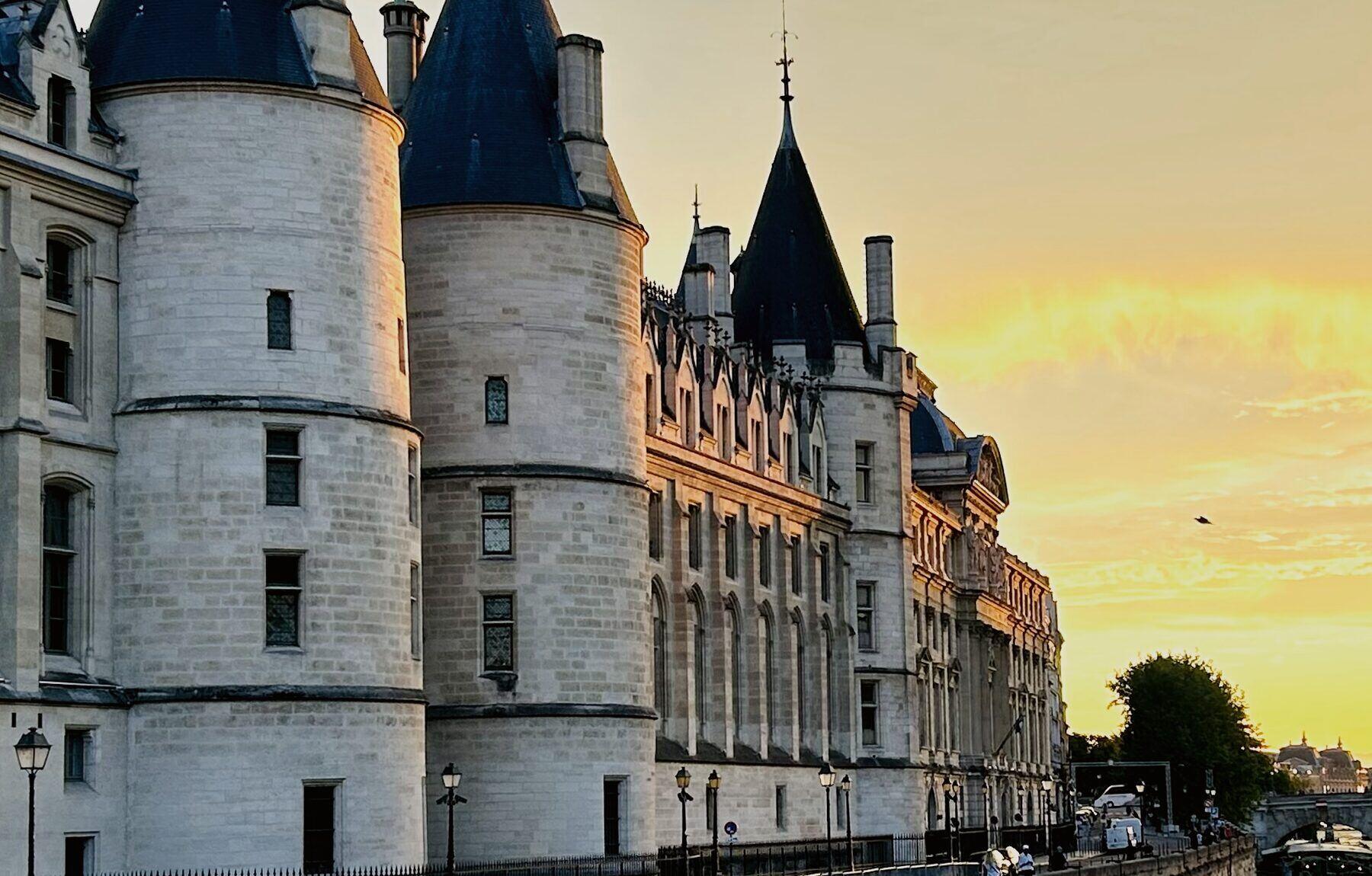 Die Türme der Conciergerie an der Seine bei Sonnenuntergang